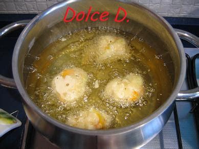 Tra tutte, però, la versione che forse è maggiormente diffusa e che conquista tutti i palati sono i fiori di zucca o zucchina fritti, che richiedono un'attenzione particolare soprattutto per la preparazione della pastella. La Cucina di Dolce D.: Zeppole di ciurilli....... (fiori ...