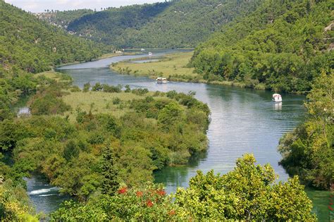 In ihrem oberlauf zwischen knin und skradin, fliesst die krka durch eine 100 bis 200 meter. Krka Wasserfälle - Nationalpark Krka - Fotos & Sehenswertes