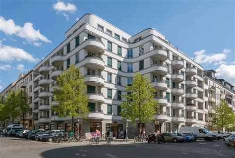 Rigaer straße is a street in friedrichshain, berlin that runs from bersarinplatz in the west to the railway station frankfurter allee in the east. Rigaer Strasse 67 | ファサード