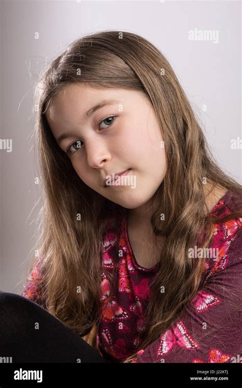 Portrait De Jeune Fille De 11 Ans Banque De Photographies Et Dimages à Haute Résolution Alamy