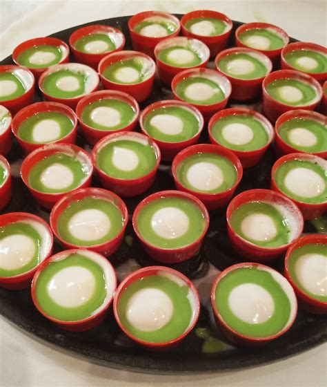 It is a fun, easy, and an informal way to celebrate the holidays with those friends, family, neighbors, or coworkers you will not actually be spending the big day with. 7 Kuih Tradisional 'Rare' Yang Perlu Dikembalikan ...