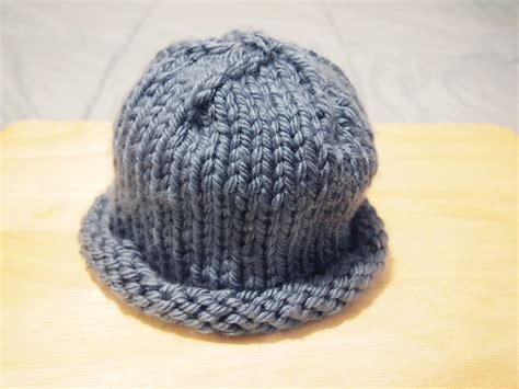 Most knitting patterns for hats are written for knitting in the round, either using double pointed needles (dpn's), a short circular needle , or two circular needles. Come Lavorare un Cappello Facile ai Ferri: 12 Passaggi