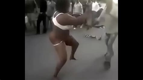 Mujer Se Desnuda Completamente Durante Una Pelea Con Un Hombre En Nairobi Cbd