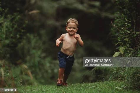 Enfant Torse Nu Photos Et Images De Collection Getty Images