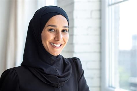 Nahaufnahmeporträt Einer Jungen Schönen Muslimischen Frau In Einem Schwarzen Hijab Die