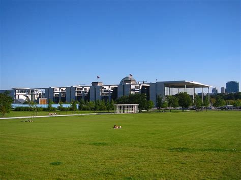 Diese einheit entsteht zum einen durch die zusammenpassenden dachkanten der gebäude. Paul-Löbe-Haus - Wikimedia Commons
