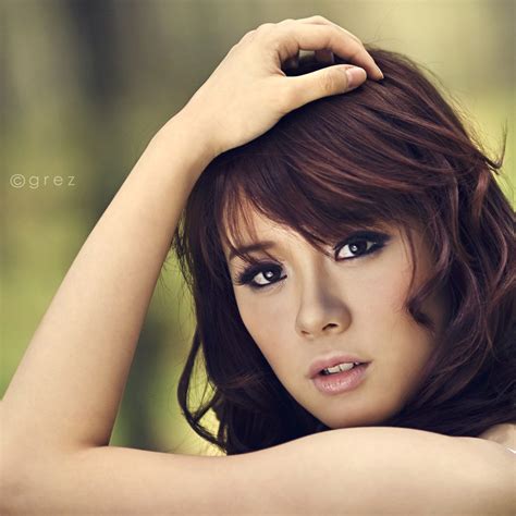 Selain terlihat cantik dengan dekorasi tanaman, ruang keluarga di atas juga terlihat menarik dengan desain yang modern dan minimalis. Tips Menjadi Wanita Cantik dan Menarik