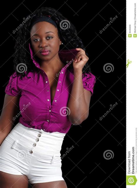 jonge jamaicaanse vrouw die borrels op zwarte draagt stock foto image of krullend verveeld