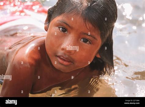 Niños Bañándose En El Río Indígena Fotografías E Imágenes De Alta