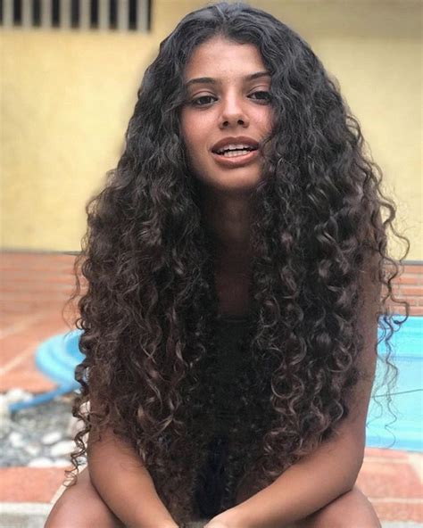 Latina Aux Cheveux Bouclés Telegraph