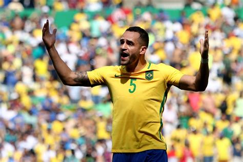 81 augusto cm 67 pac. Renato Augusto diz que usou tatuagem do Maracanã para ser ...