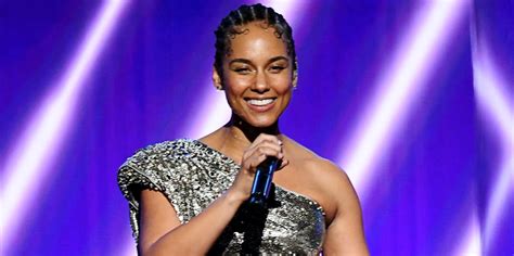 Alicia Keys Hosts The Grammys Wearing Wearing Barely Any Makeup