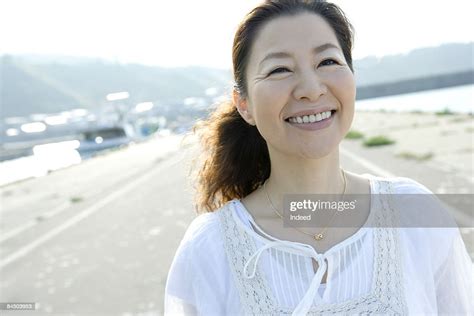 Japanese Mature Woman Smiling On Port Foto De Stock Getty Images
