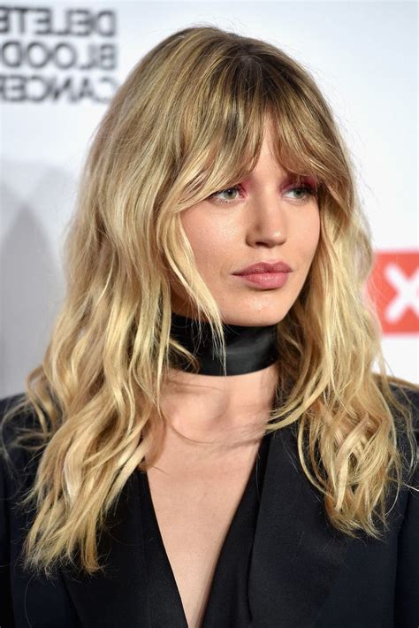 Idées de cheveux longs dégradés avec frange et comment la choisir selon
