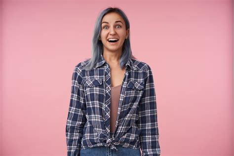 Mujer Hermosa Joven Desconcertada Con El Pelo Azul Corto Mirando Con Entusiasmo Con Los Ojos Muy