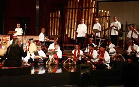 Tatabeuhan sungut dari slamet abdul syukur merupakan satu yang di main oleh sekelompok paduan suara laki laki dan perempuan. 7 Ciri Khas Musik Tradisional Beserta Pengertiannya | All About Music