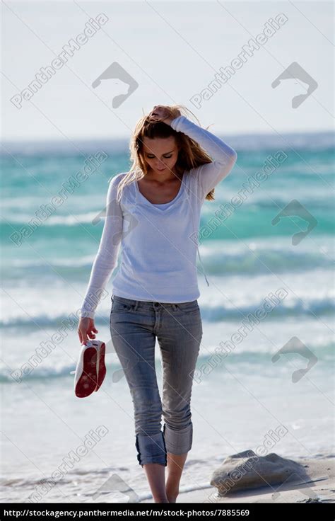 junge hübsche frau spaziert am strand im sand im Stockfoto 7885569