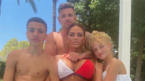 "Bete ihn total an": Katie Price macht Carl ...