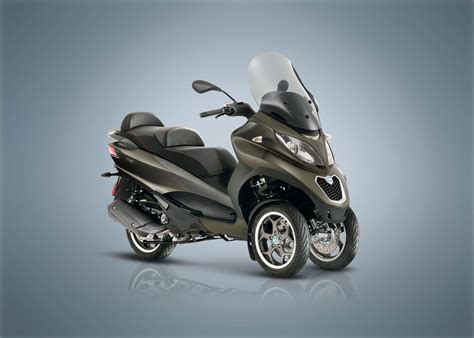 With two wheels on the front, it offers more. 2018 Piaggio MP3 300 Sport LT Review • Total Motorcycle