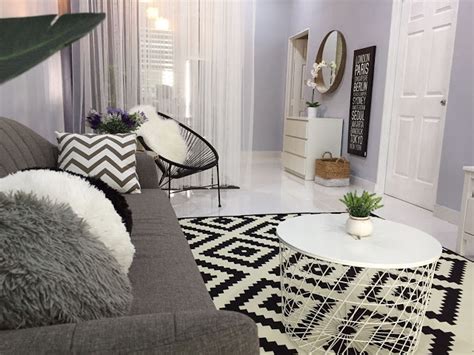 Maka, antara ruang tengah dan ruang tamu tak ada sekat pembatas… membuat rumah ini terasa lega, walau sebenarnya tidak. Nak Tema Putih Untuk Rumah Pertama? Boleh Cuba Ni - Hias.my