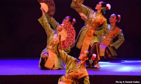 Tarian inang adalah tarian turunan (versi modern) dari tarian tradisional melayu mak inang. Tarian Zapin Johor Lahir Di Pedalaman Bumi Sarawak - MYNEWSHUB