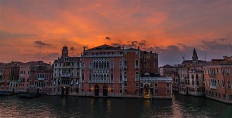 มาเยือน เวนิส อิตาลี เมืองแห่งสายน้ำทั้งทีก็ต้องได้ ล่องเรือในคลองใหญ่ หรือ canale grande (grand canal) ซึ่งเป็นคลองสายหลักและเป็นเส้นทาง. รูปภาพ : สถาปัตยกรรม, ท้องฟ้า, พระอาทิตย์ตกดิน, กลางคืน ...