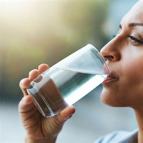 Quanta acqua bere al giorno: meglio non berne troppa | Bere, Rimedi