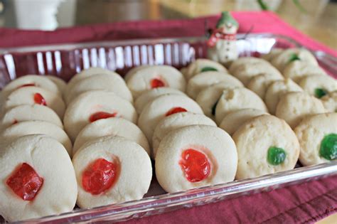 Using either your fingers or two forks, mix in the butter, until a soft dough is formed. Shortbread Cookies With Cornstarch Recipe / Grandma's ...