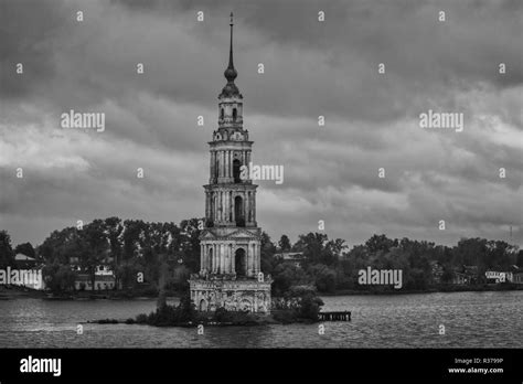 Die 1800 Kalyazin Glockenturm Auf Dem Uglich Reservoir An Der Wolga