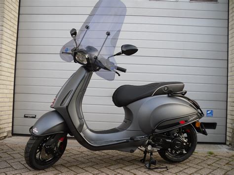 Great savings & free delivery / collection on many items. vespa-sprint-sport-Titanium special-glans-titanium-zwart ...