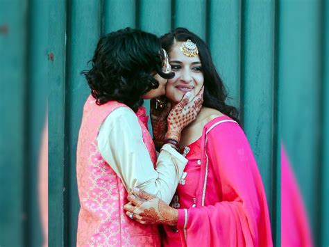 Indian Pakistani Lesbian Couple Tied The Knot In Traditional Ceremony सरहदें पार का प्‍यार