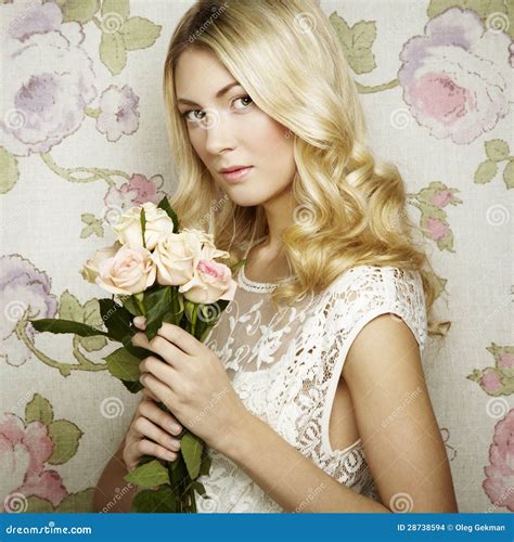 Verticale D Une Belle Femme Blonde Avec Des Fleurs Photo Stock Image