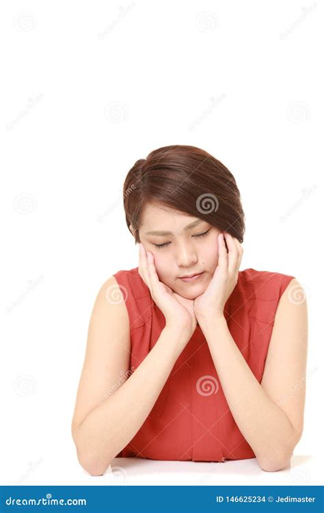 mujer japonesa joven que duerme en la tabla foto de archivo imagen de hembra narciso 146625234