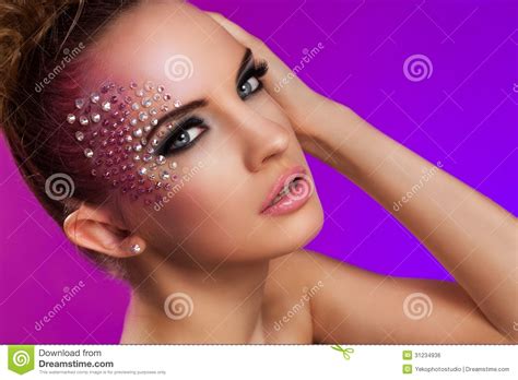 Belle Femme Avec Le Maquillage Dimagination Photo Stock Image Du Pose Lumineux 31234936