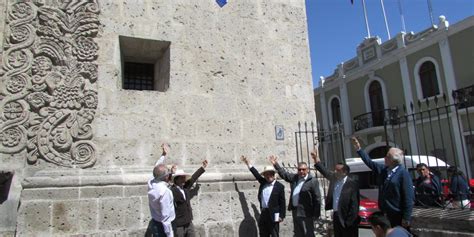 Pode estar sujeito a condições adicionais. Escudo azul de UNESCO en el Templo de la Compañía de ...