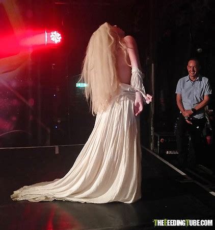 Lady Gaga Strips NAKED On Stage At London GAY Nightclub 13 Immagini