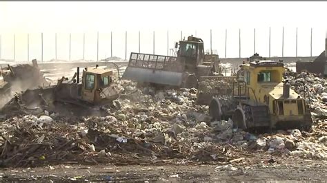 Residents Pack First Meeting With Health Officials After Landfill Air