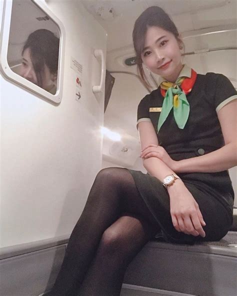 機票都準備好啦！美女空姐 Claire 身穿絲襪翹腿超性感，遇上這迷人微笑可是三生有幸！
