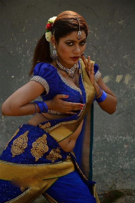 Kerala Mallu Aunty Parvathi Sexy Saree Pallu Drop Exposing Deep