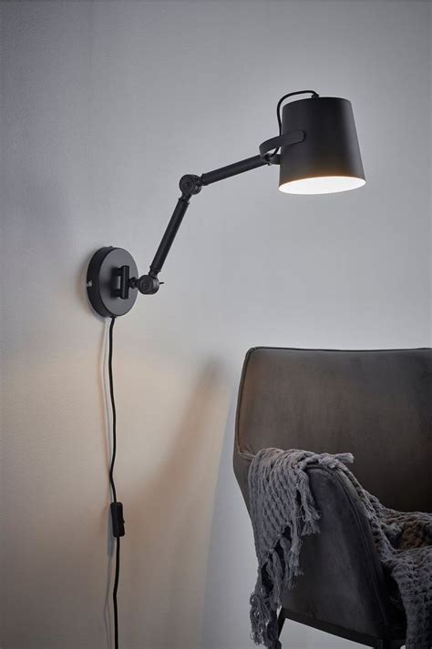 Contina vegglampe er en moderne lampe i metall. Sort Lampe Inspirasjon - Svarte designlamper til boligen!
