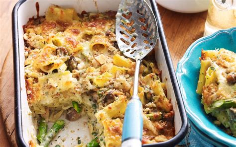 Chicken tetrazzini is a big, bubbly pasta bake with a creamy cheese sauce, juicy chicken and buttery garlic mushrooms. Mushroom and chicken pasta bake recipe | FOOD TO LOVE