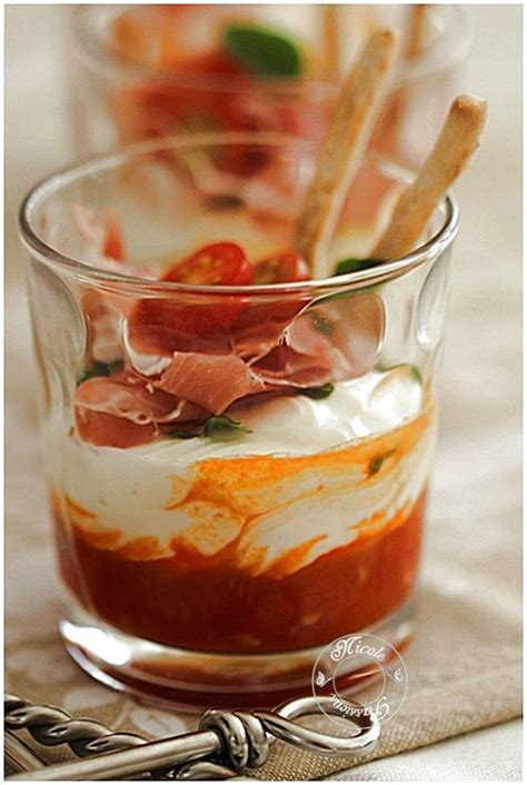 Verrine compotée de tomates mousse fromage frais basilic chiffonade