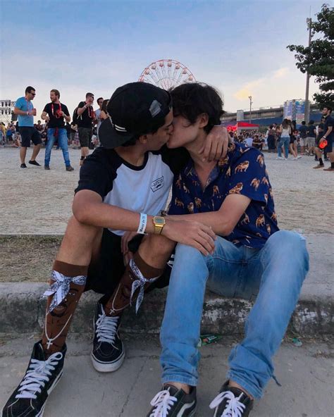 hoje tem touch my body c meu nene as 8 00 no canal ️ gay aesthetic couple aesthetic cute