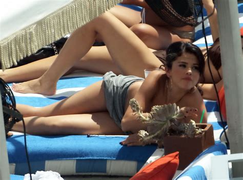 Selena Gomez Fully Naked By The Pool In Miami Porn Pictures Xxx Photos