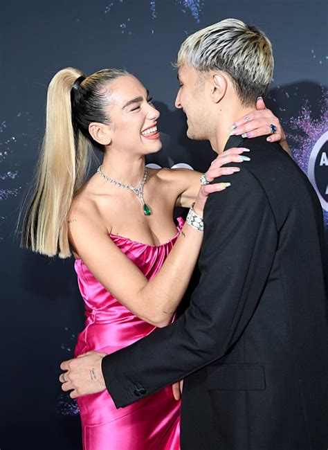 Dua lipa and anwar hadid made their red carpet debut as a couple at the 2019 amas! Dua Lipa and Anwar Hadid at the 2019 American Music Awards ...