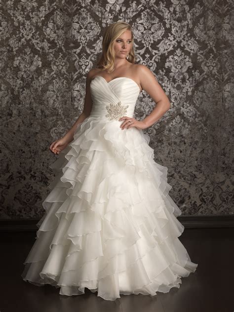 Begin your search by familiarizing yourself with the different styles and silhouettes of bridal gowns: A voluptuous bride, proud of her silhouette, and ...