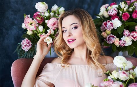 Обои цветы поза портрет розы макияж платье прическа блондинка тюльпаны красивая сидит