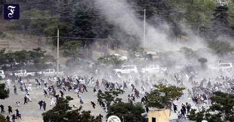 Rund um den flughafen von kabul hat es zwei anschläge gegeben. Neuer Anschlag in Kabul: Viele Tote bei Explosion auf ...