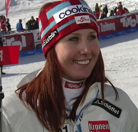Lot of people are exited by the big teams play: Abfahrt St. Anton 2013: Cornelia Hütter - mit Startnummer ...