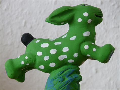 fotos gratis blanco verde anfibio juguete liebre figura figurilla juguetes gracioso